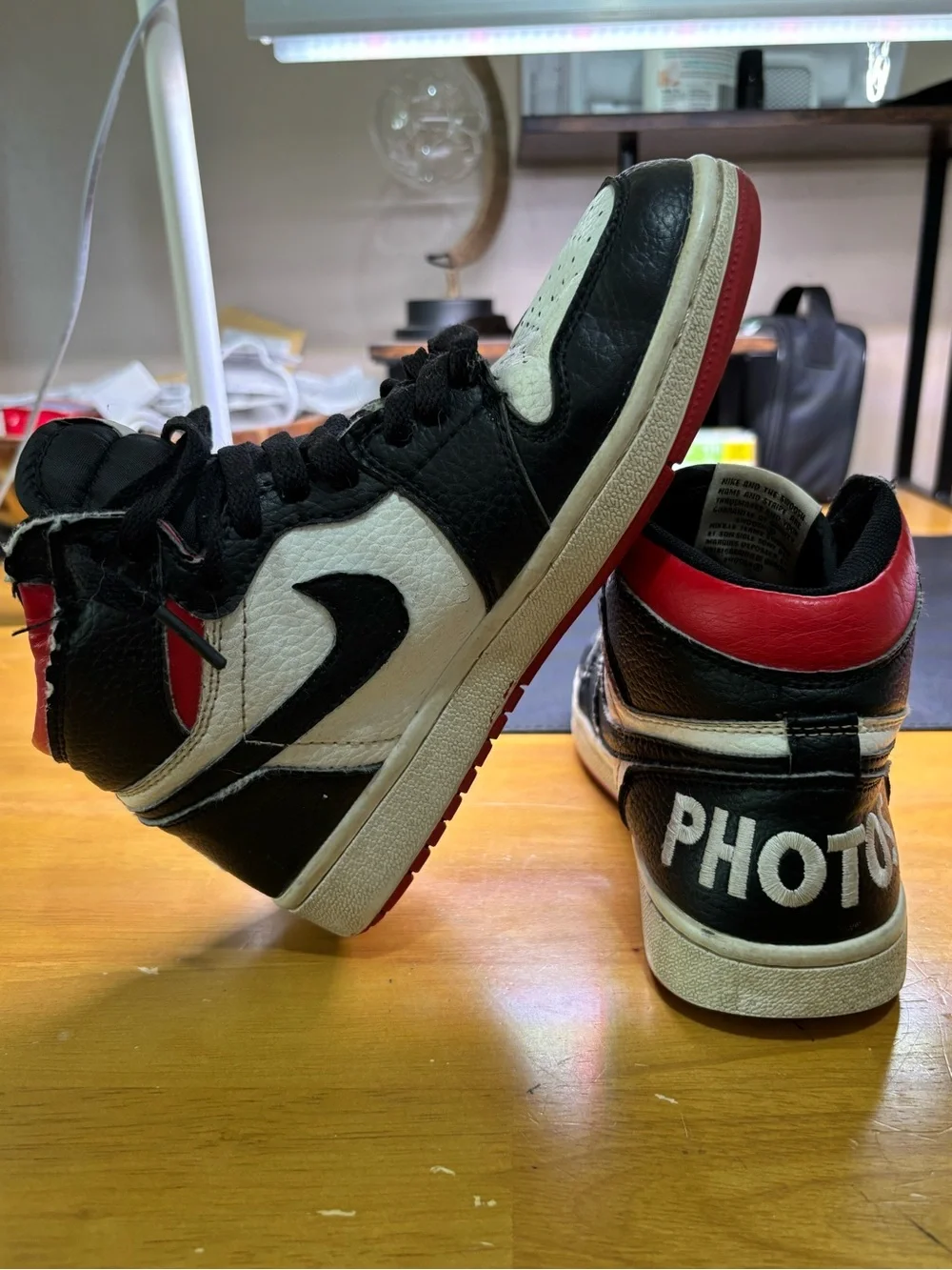 NIKE AIR JORDAN 1 YOUTH SNEAKERS.